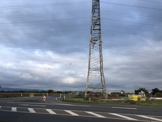 Hochspannungsmast 220/380kV(?) mit zusätzlichen, diagonalen Stahlseilen