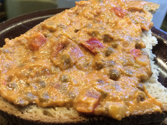 Aufstrich auf Brot. Jetzt zusätzlich größere Tomatenstücke erkennbar
