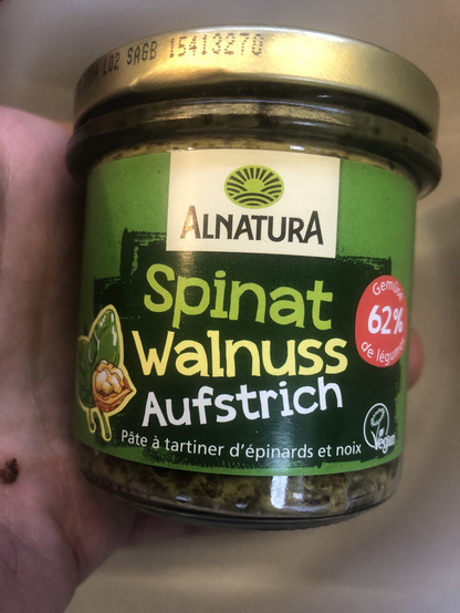 Klas mit grob grün-weißem Brotaufstrich

Aufdruck
[Alnatura-Logo]
Spinat
Walnuss
Aufstrich
Pâte à tartiner d'épinards et noix

[Gemüse 62% de lég…]
[Vegan]