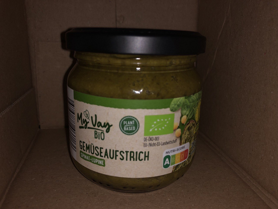 Kleines Glas mit braun-grünem Inhalt. Etikett "MyVay Bio Gemüseaufstrich Spinat-Lupine" mit Logos "Plant-based" und EU-Öko-Siegel