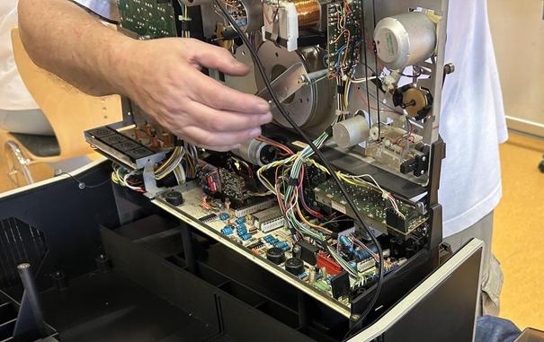 Geöffnetes Gerät mit hochgeklappter Elektronik. 