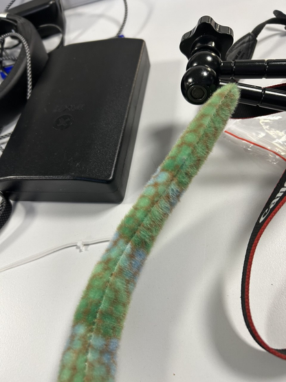 Grün-Blau melierter Plüsch-Schwanz eines Plüschtiers