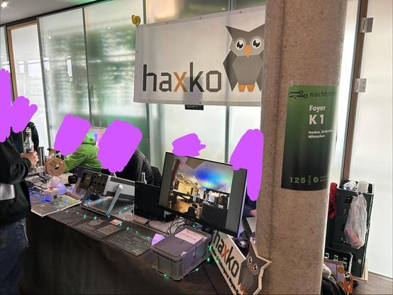 Stand mit Haxko-Banner, Holzlogo, gelaserten Schieferplatten, Analogozi, 3D-Druck, etc