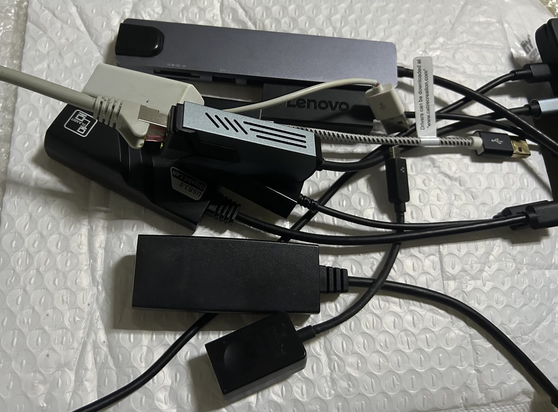 9 verschiedene externe Netzwerkdongle, zumeist mit USB-A oder USB-C, auf einem Haufen