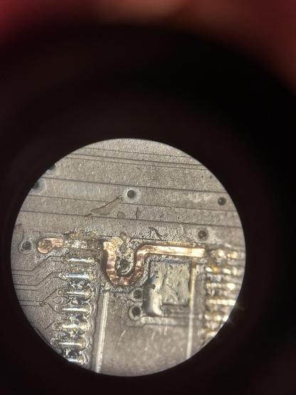 Mikroskop Bild eines unbestückten TSOP. Eine Leiterbahn ist ohne Lötstopp und löst sich vom PCB.