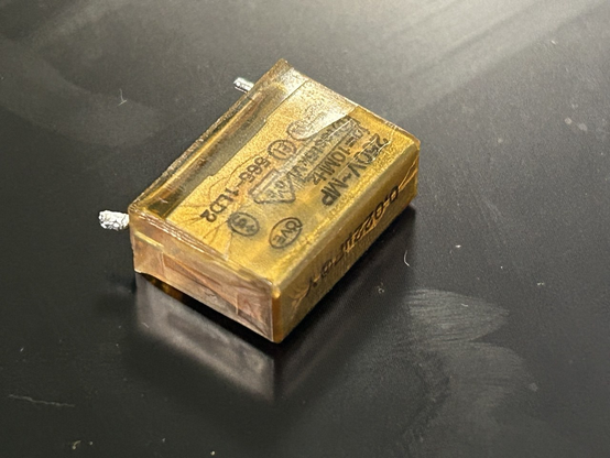 Gelber PP-Kondensator mit RIFA-Gedächtnis-Rissen