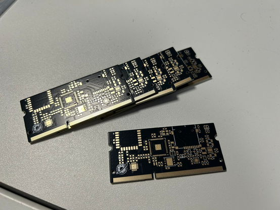 Unbestückte Platinen in Form eines SO-DIMMs