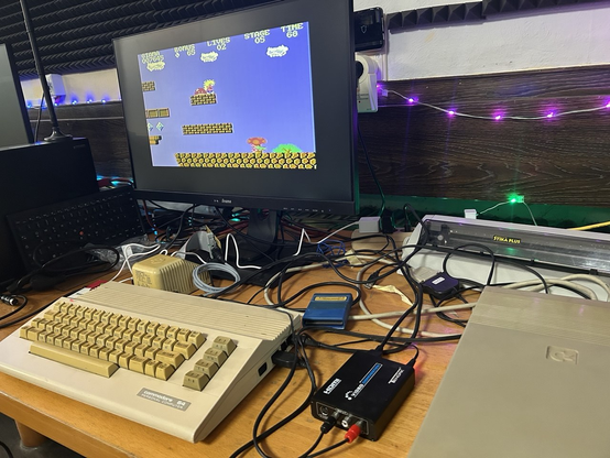 Monitor mit Spiel, davor ein C64.
