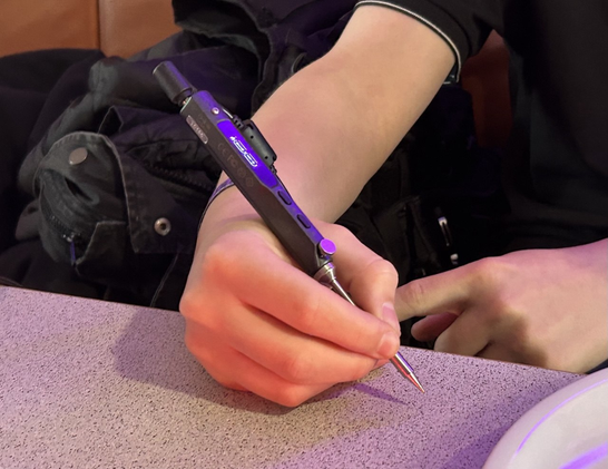 TS100 wird viel zu weit unten am Metall festgehalten