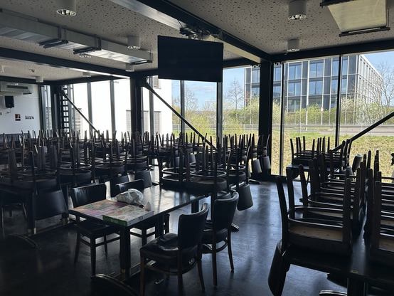 Leeres Hackcenter ohne Deko mit hochgestellten Stühlen