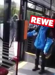 Kind mit Blauer Jacke im Bus vor verschlossener Hintertür, aus dem "Ich muss raus"-Meme. Gesicht mit REWE-Logo überdreckt.
