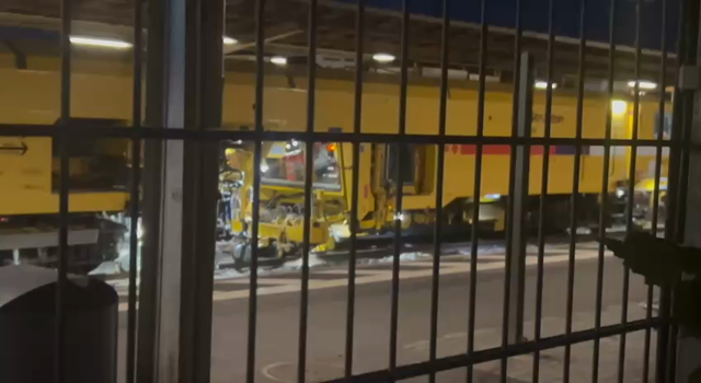 Gleisstopfmaschine des NL-Dienstleisters Strukton Rail arbeitet sich am Abend des 2026-07-07 langsam (~4 Sekunden für 65cm) über die linke Rheinstrecke (Gleis 2, Bahnhof Andernach)