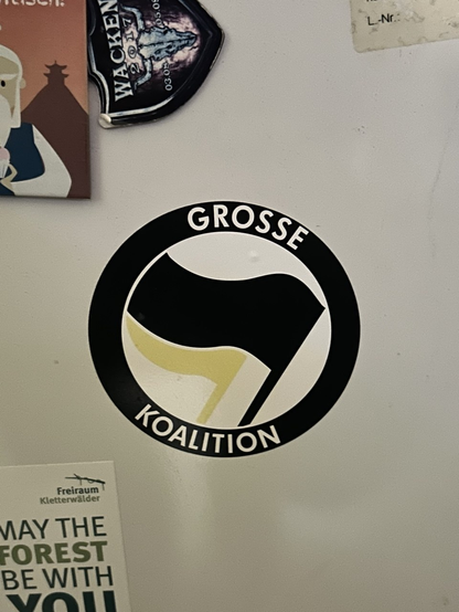 Sticker "GROSSE KOALITION" im Antifa-Stil. Das Rot ist stark verblasst und nur noch schwach als gelblicher Schatten erkennbar