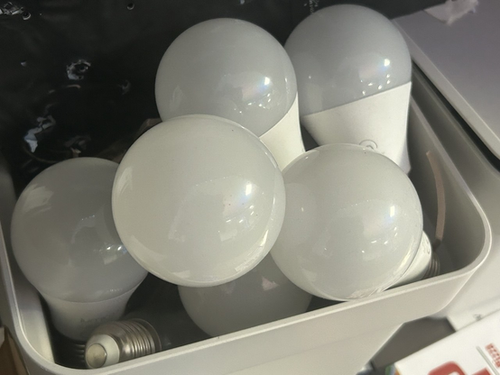 Kiste mit Elektroschrott. Mindestens 7 weitere der "Birnen" zu sehen.