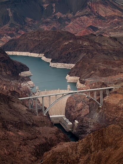 The Hoover Dam seen from the air, 2013
William Warby, CC-BY 2.0
https://www.flickr.com/photos/wwarby/9641770056/